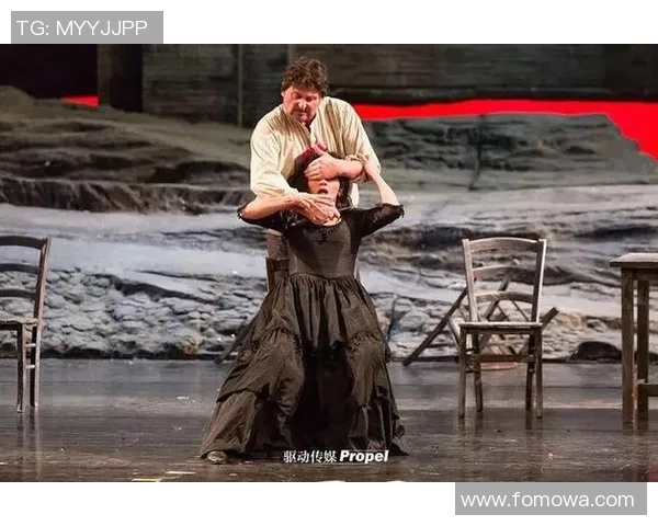 在足球明星的光辉舞台上倾诉爱意的浪漫瞬间